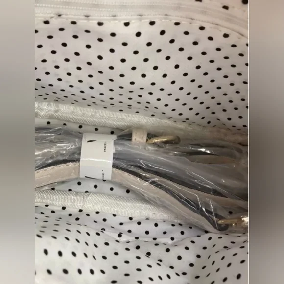 Vanessa Williams Lush Saffiano Leather Crossbody Camera Bag Off White NWT $99 - Picture 8 of 9